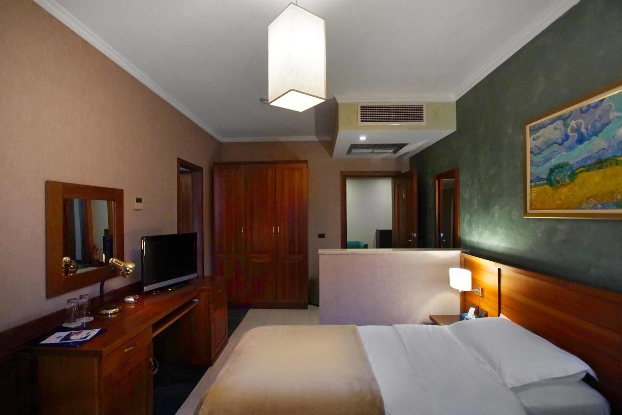 Nov Hotel Tirana Exterior photo